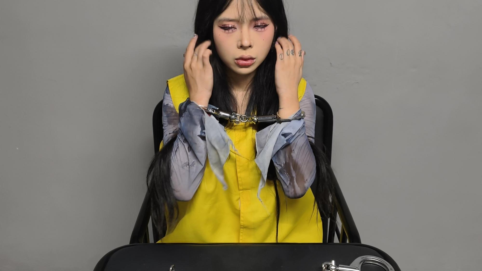 【鑫鑫工作室】一名女子因转发YH视频而被传唤自首。她声称自己只是觉得好玩,并未故意传播。然而,她的行为已构成犯罪,并对其进行了严厉的批评和惩罚,包括让她赤脚蹲下、提裤子等羞辱行为 【鑫鑫工作室】一名女子因转发YH视频而被传唤自首。她声称自己只是觉得好玩,并未故意传播。然而,她的行为已构成犯罪,并对其进行了严厉的批评和惩罚,包括让她赤脚蹲下、提裤子等羞辱行为