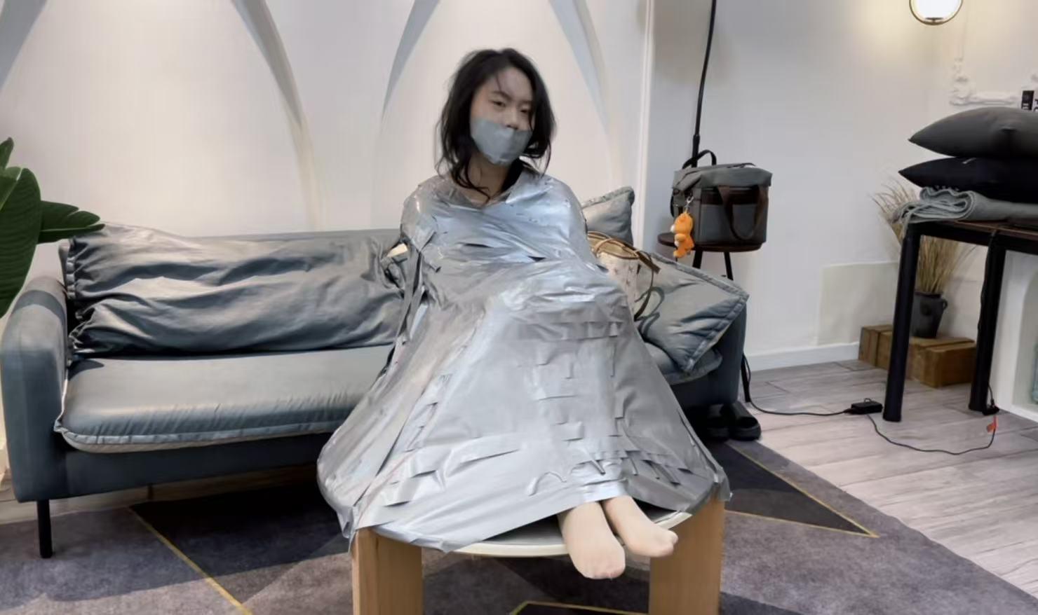 桌子上的银色胶带全包,嘴巴得封严实 桌子上的银色胶带全包,嘴巴得封严实