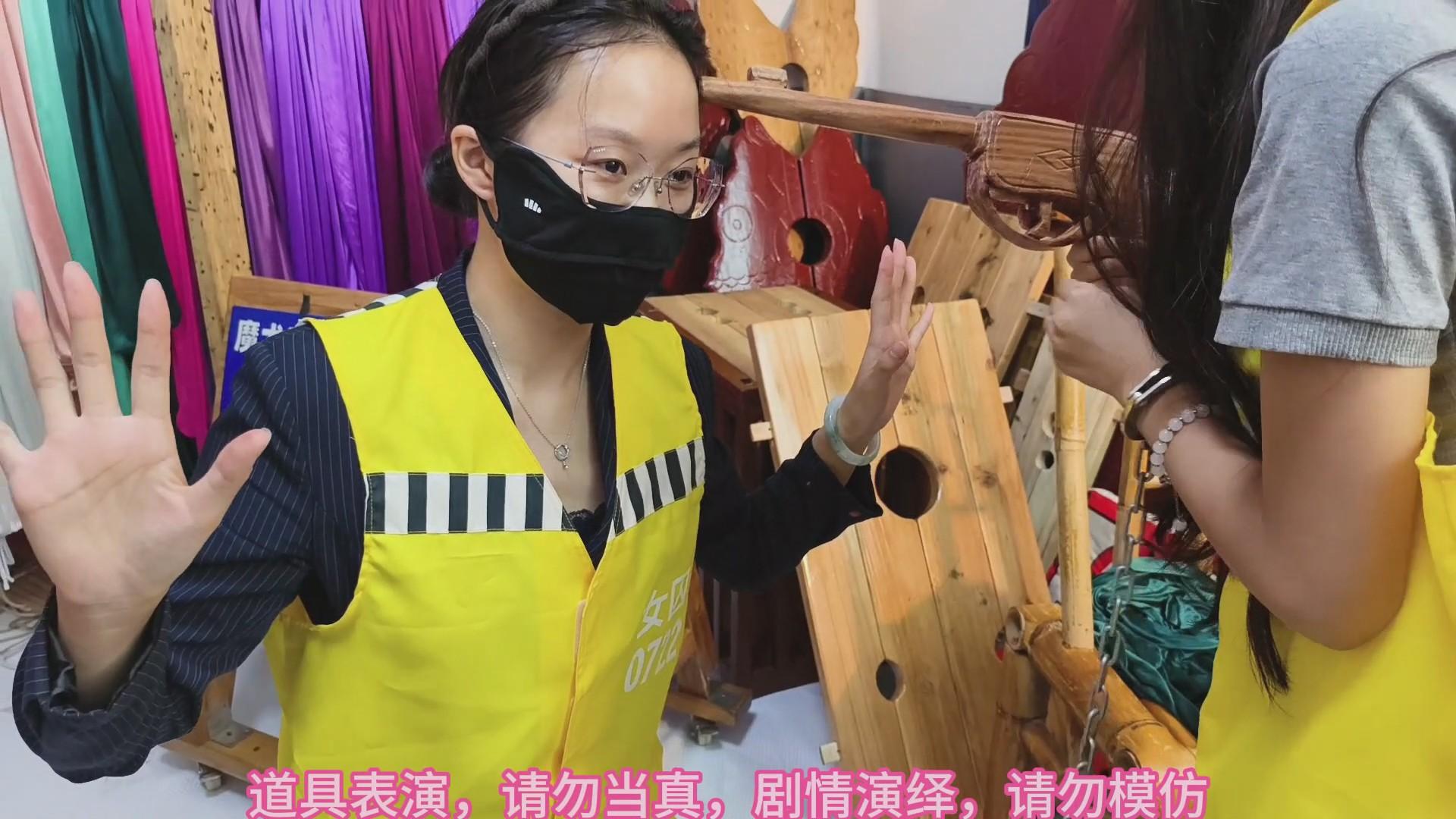 兰兰和小雨有趣剧情,囚服和看守互相欺负反转霸凌游戏,无厘头剧情,上集 兰兰和小雨有趣剧情,囚服和看守互相欺负反转霸凌游戏,无厘头剧情,上集