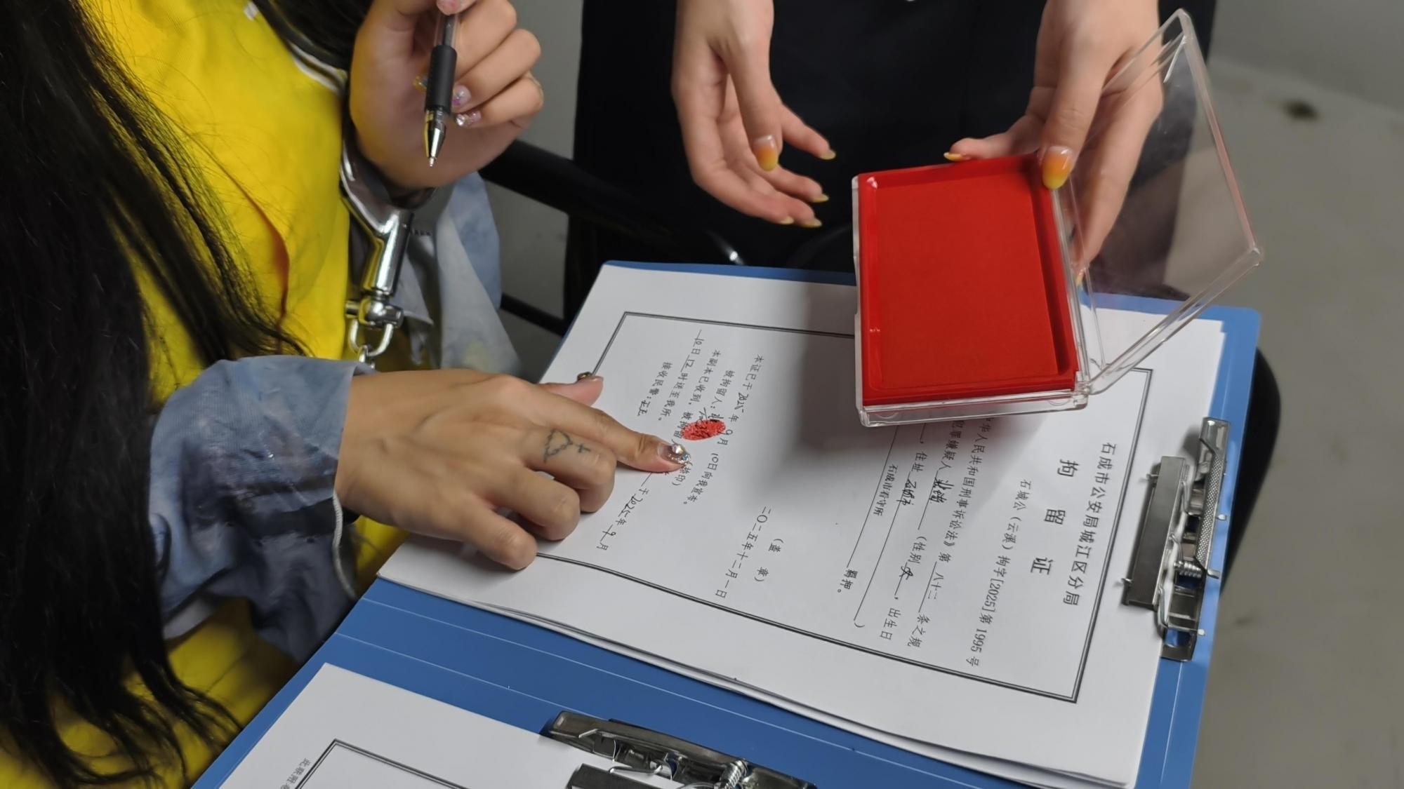 【鑫鑫工作室】一名女子因转发YH视频而被传唤自首。她声称自己只是觉得好玩,并未故意传播。然而,她的行为已构成犯罪,并对其进行了严厉的批评和惩罚,包括让她赤脚蹲下、提裤子等羞辱行为 【鑫鑫工作室】一名女子因转发YH视频而被传唤自首。她声称自己只是觉得好玩,并未故意传播。然而,她的行为已构成犯罪,并对其进行了严厉的批评和惩罚,包括让她赤脚蹲下、提裤子等羞辱行为