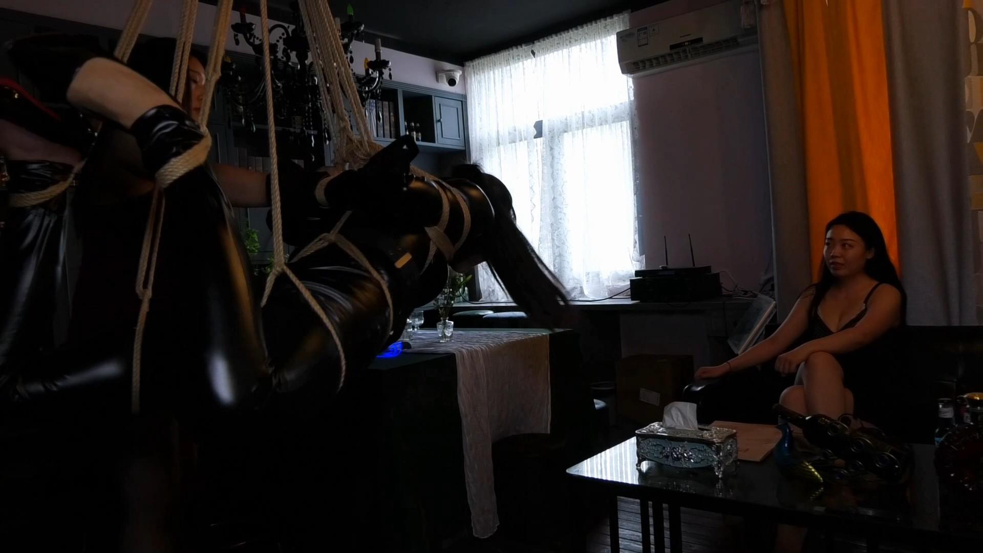 定拍转公映《陷入魔窟的胶衣搜查官》上集 两个胶衣女搜查官潜入某基地盗取敌方机密文件结果其中一个被俘获,女老大将胶衣女搜查官吊缚在空中叫其交代出同伙 定拍转公映《陷入魔窟的胶衣搜查官》上集 两个胶衣女搜查官潜入某基地盗取敌方机密文件结果其中一个被俘获,女老大将胶衣女搜查官吊缚在空中叫其交代出同伙