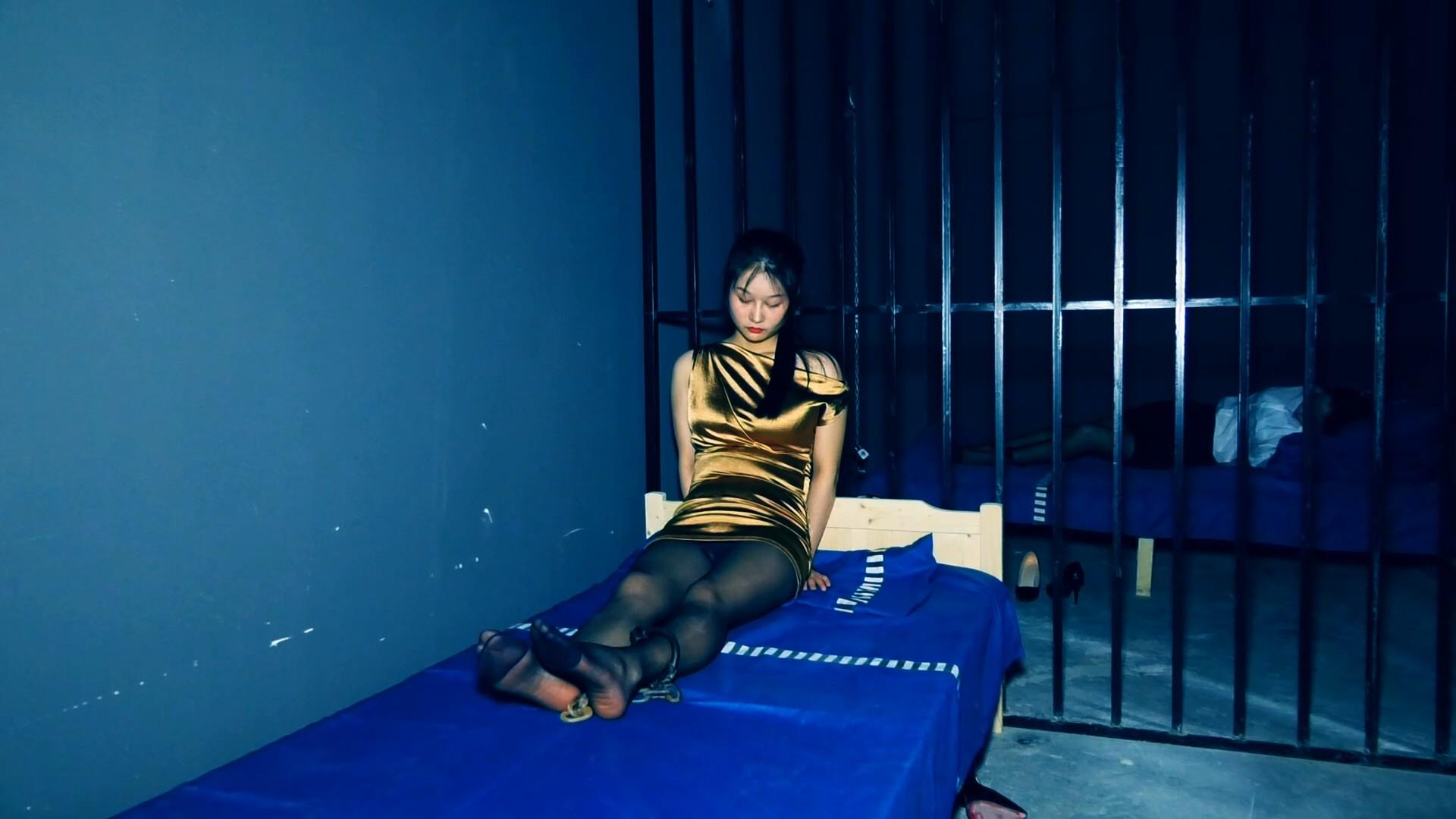 《绞刑女犯》完整版 刘芳和王丽铤而走险贩卖双双被捕宣判为死刑五花大绑押赴刑场执行绞刑 《绞刑女犯》完整版 刘芳和王丽铤而走险贩卖双双被捕宣判为死刑五花大绑押赴刑场执行绞刑