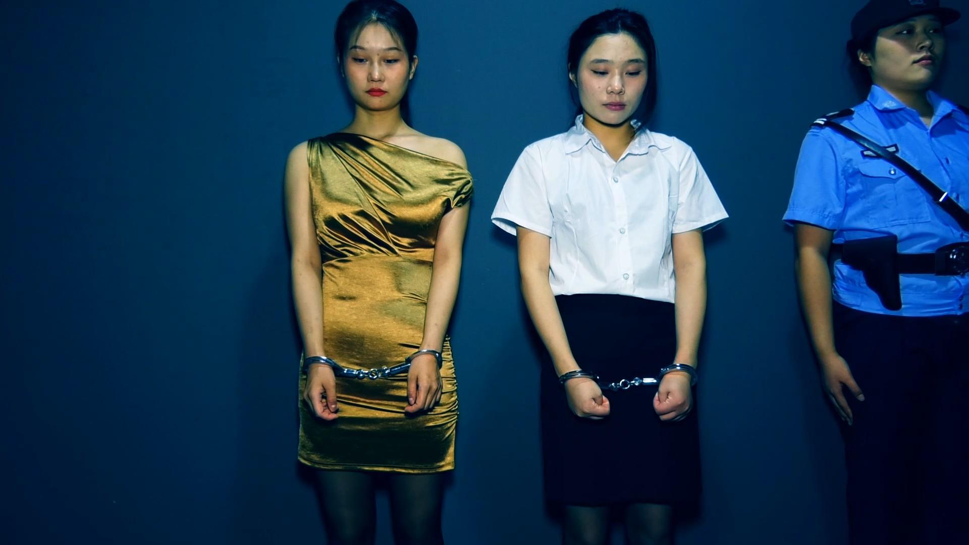 《绞刑女犯》完整版 刘芳和王丽铤而走险贩卖双双被捕宣判为死刑五花大绑押赴刑场执行绞刑 《绞刑女犯》完整版 刘芳和王丽铤而走险贩卖双双被捕宣判为死刑五花大绑押赴刑场执行绞刑