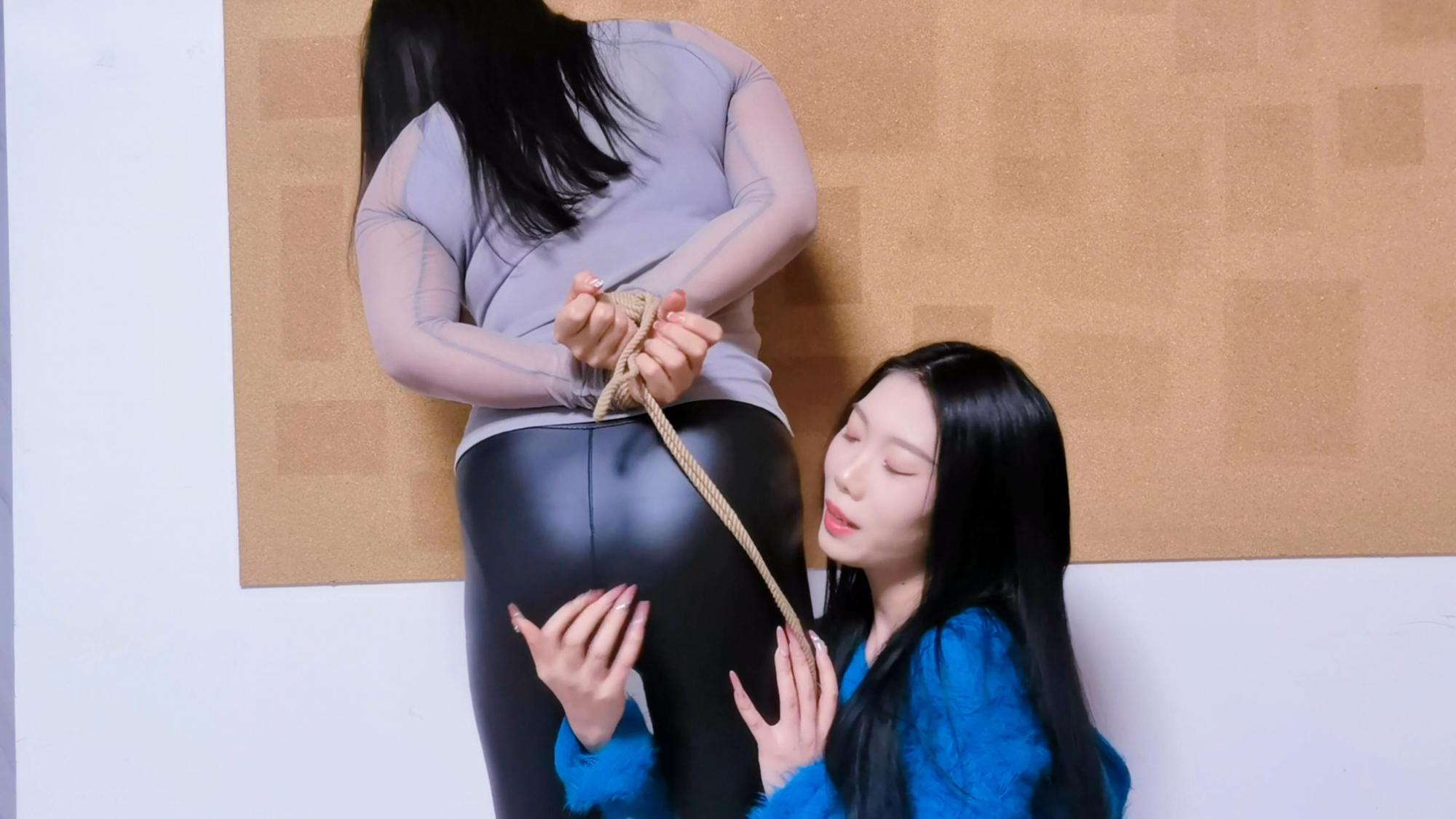 皮裤长靴女被女女百合堵嘴调教 皮裤长靴女被女女百合堵嘴调教
