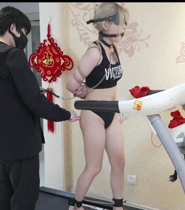 戴脚镣跑步机强制运动+SP打屁屁+口球口水直流,被绑着在跑步机上运动的同时还得专注脚下不能绊倒,这种情况下被怎么蹂躏都没法反抗呢~ 戴脚镣跑步机强制运动+SP打屁屁+口球口水直流,被绑着在跑步机上运动的同时还得专注脚下不能绊倒,这种情况下被怎么蹂躏都没法反抗呢~