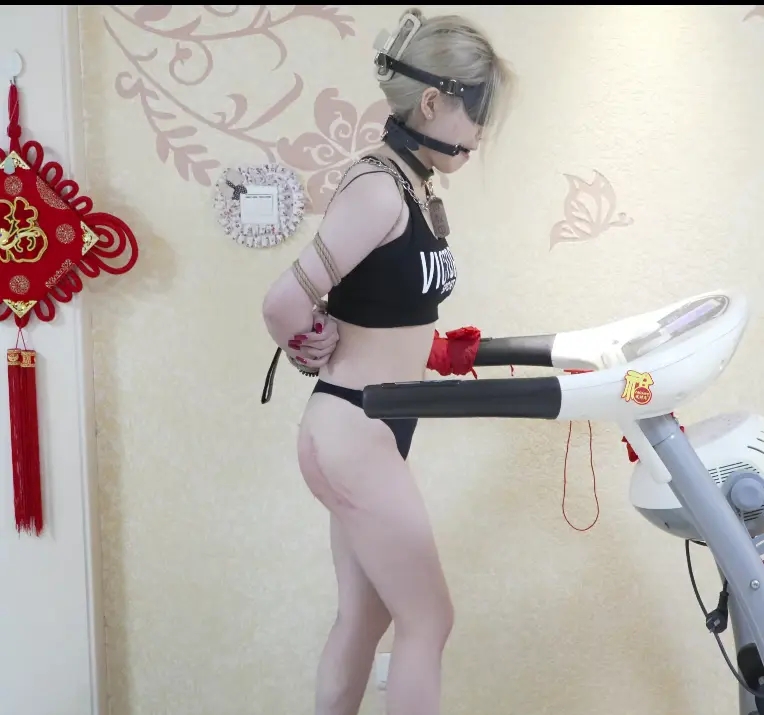 戴脚镣跑步机强制运动+SP打屁屁+口球口水直流,被绑着在跑步机上运动的同时还得专注脚下不能绊倒,这种情况下被怎么蹂躏都没法反抗呢~ 戴脚镣跑步机强制运动+SP打屁屁+口球口水直流,被绑着在跑步机上运动的同时还得专注脚下不能绊倒,这种情况下被怎么蹂躏都没法反抗呢~