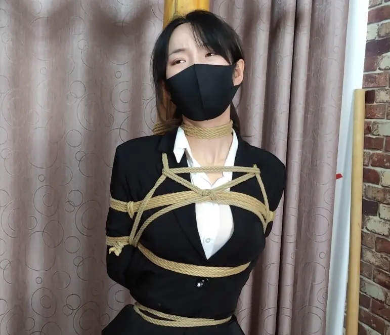 犯错的西装女销售 固定柱子上挠痒 扒开衬衣 被悬空吊起来狠狠惩罚 犯错的西装女销售 固定柱子上挠痒 扒开衬衣 被悬空吊起来狠狠惩罚