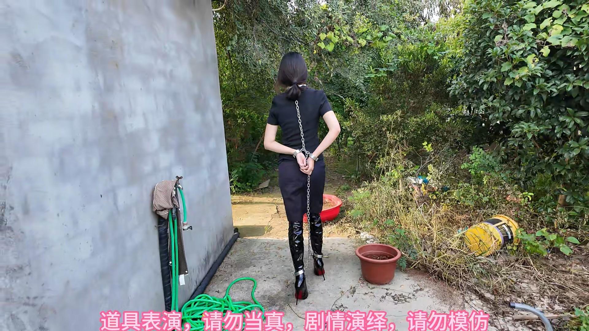 兰兰白领西装套裙,12厘米高跟靴,化身店员,脖手脚连铐,看店守店 兰兰白领西装套裙,12厘米高跟靴,化身店员,脖手脚连铐,看店守店