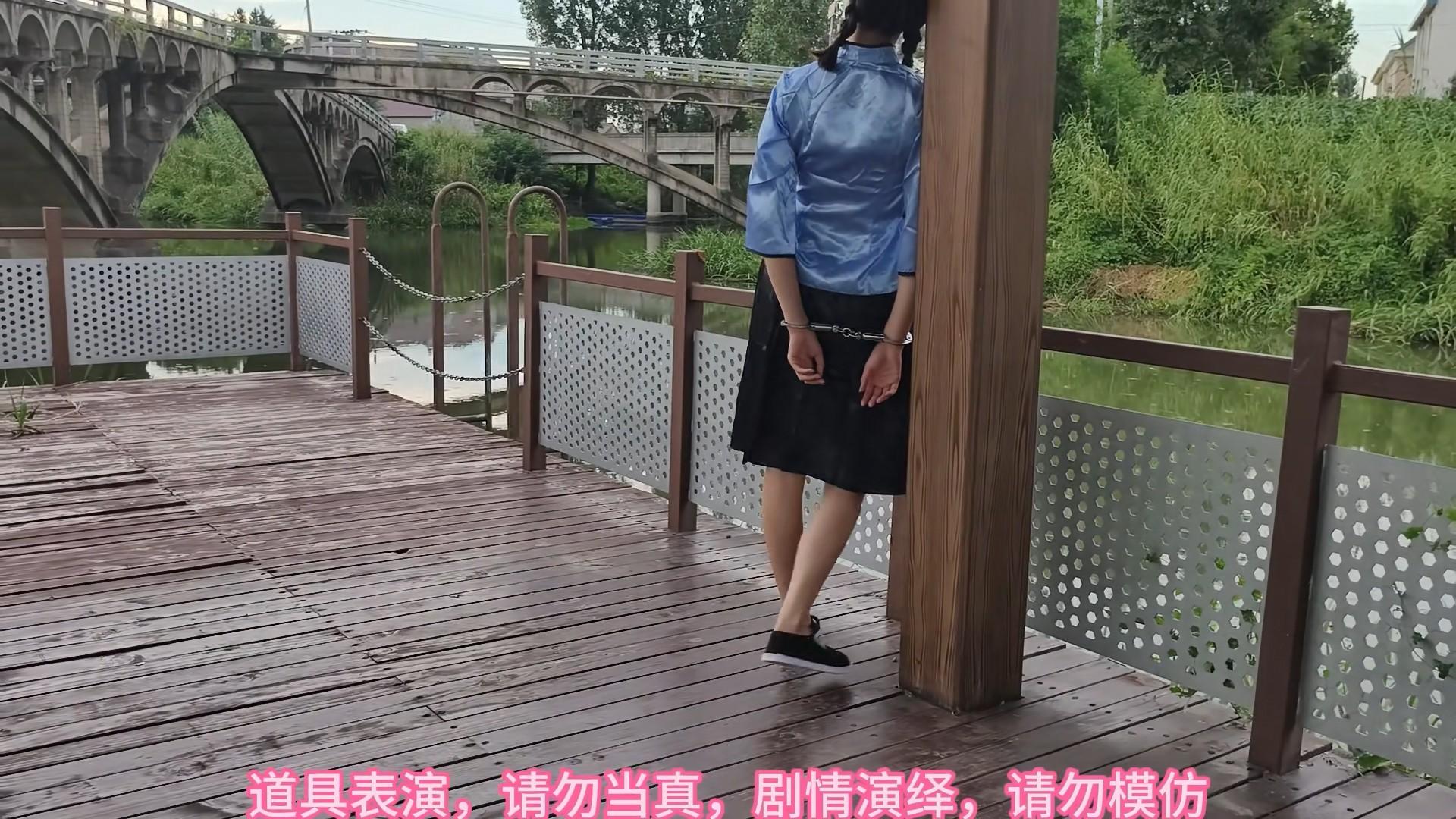 兰兰五四学生装,QQ铐,手拷,古桥游玩简单剧情 兰兰五四学生装,QQ铐,手拷,古桥游玩简单剧情