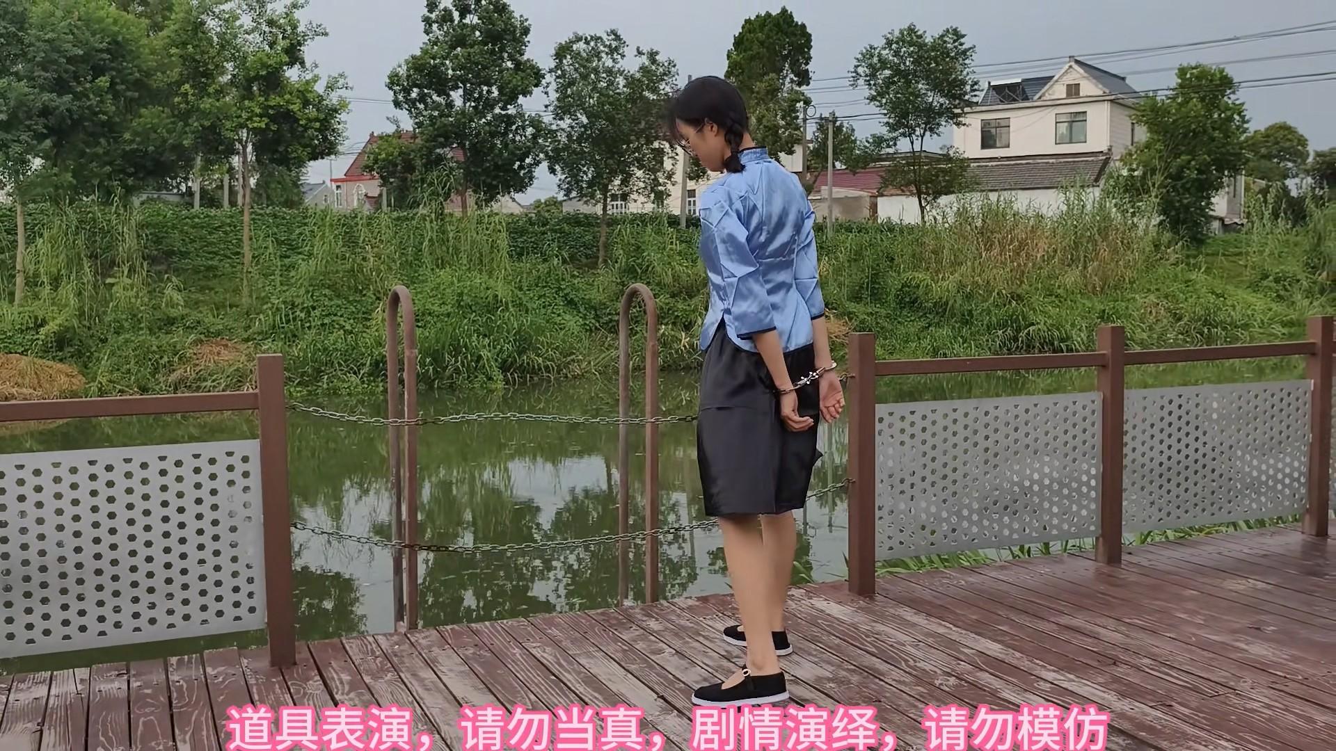 兰兰五四学生装,QQ铐,手拷,古桥游玩简单剧情 兰兰五四学生装,QQ铐,手拷,古桥游玩简单剧情