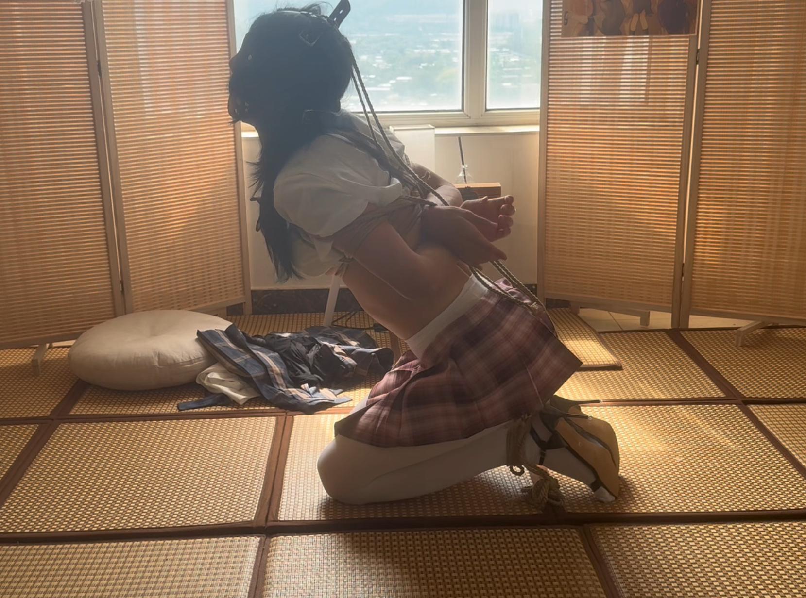 【柚里】南娘柚里面试绳艺公司，被要求换超短裙jk自缚，柚里因为放心就打了死结但hr突然离开让柚里独自无限期挣扎解脱…柚里能否脱出呢～