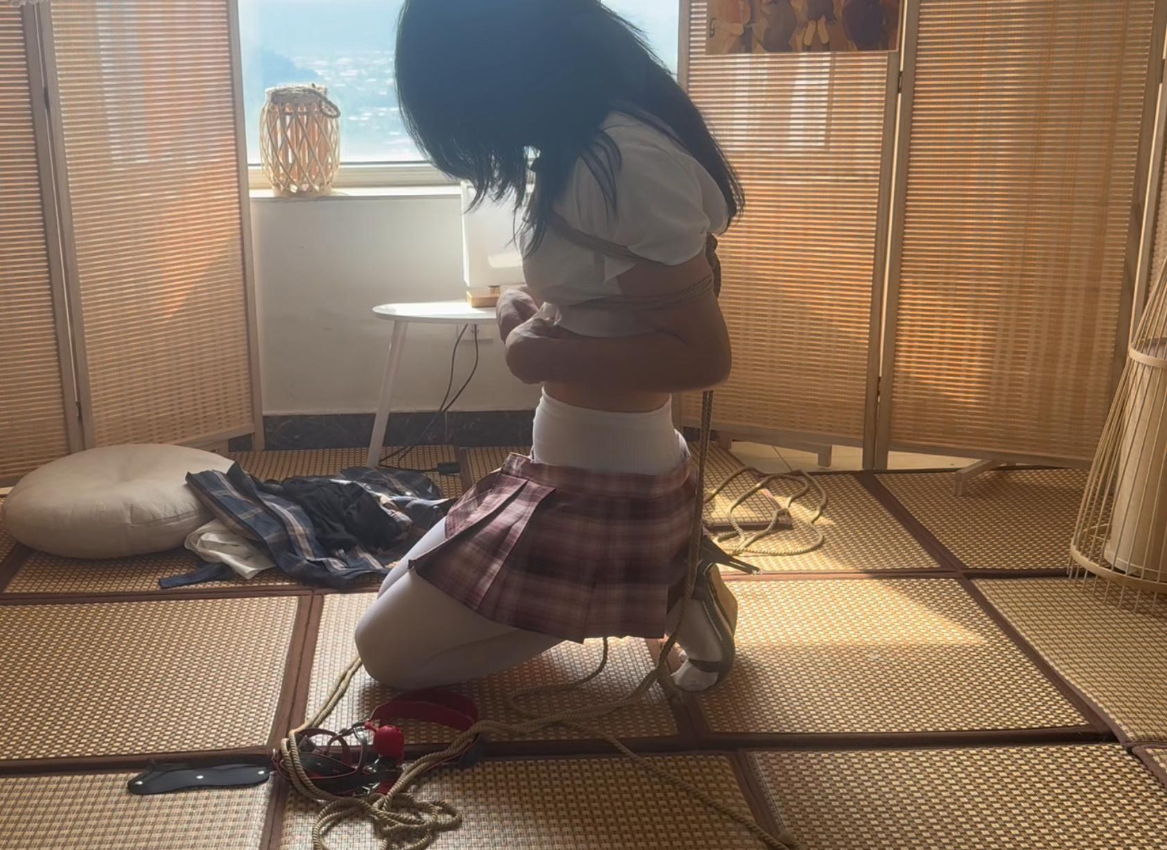 【柚里】南娘柚里面试绳艺公司,被要求换超短裙jk自缚,柚里因为放心就打了死结但hr突然离开让柚里独自无限期挣扎解脱…柚里能否脱出呢~ 【柚里】南娘柚里面试绳艺公司,被要求换超短裙jk自缚,柚里因为放心就打了死结但hr突然离开让柚里独自无限期挣扎解脱…柚里能否脱出呢~