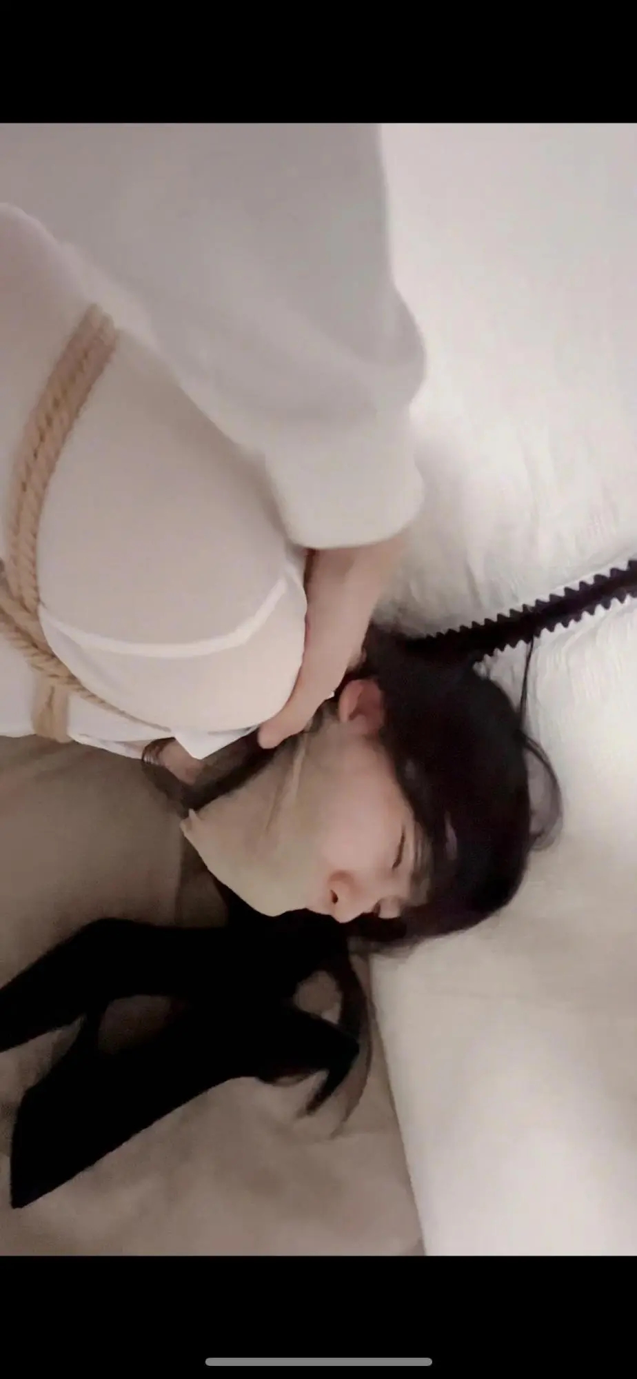 【依然原创】黑丝女秘书在办公室遭遇歹徒驷马绑架，棉袜绷带堵嘴，挠脚心tk逼问保险箱密码。全程tk痒刑不断，娇喘挣扎