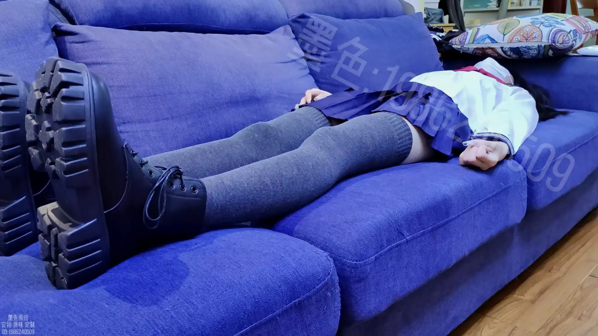 【墨色】周周jk昏迷公主抱 摸腿摸足 脱靴脱袜
