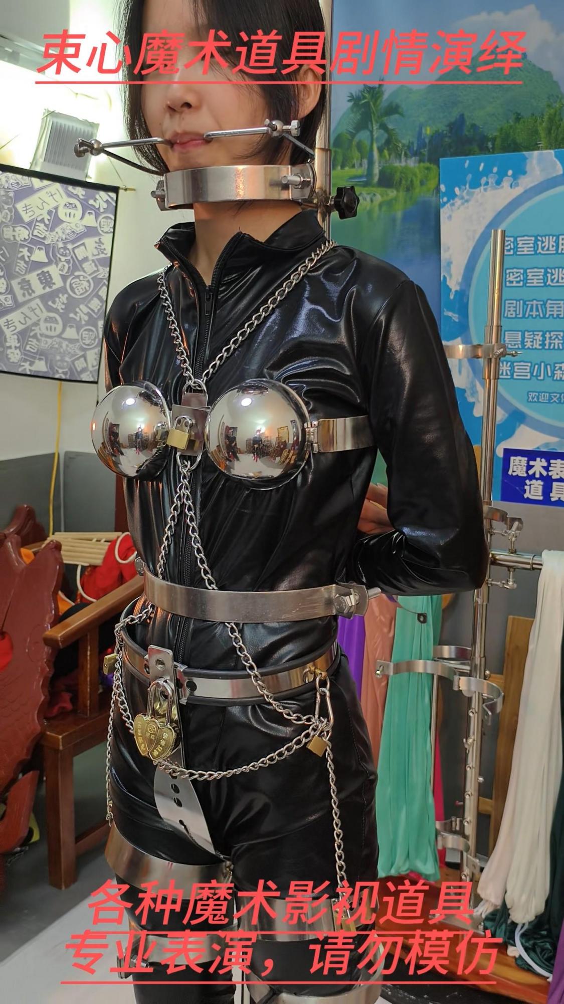 小雨和兰兰,黑色胶衣高跟靴,金属铠甲套装,贞带铠甲,站立架强制站立,口枷 小雨和兰兰,黑色胶衣高跟靴,金属铠甲套装,贞带铠甲,站立架强制站立,口枷