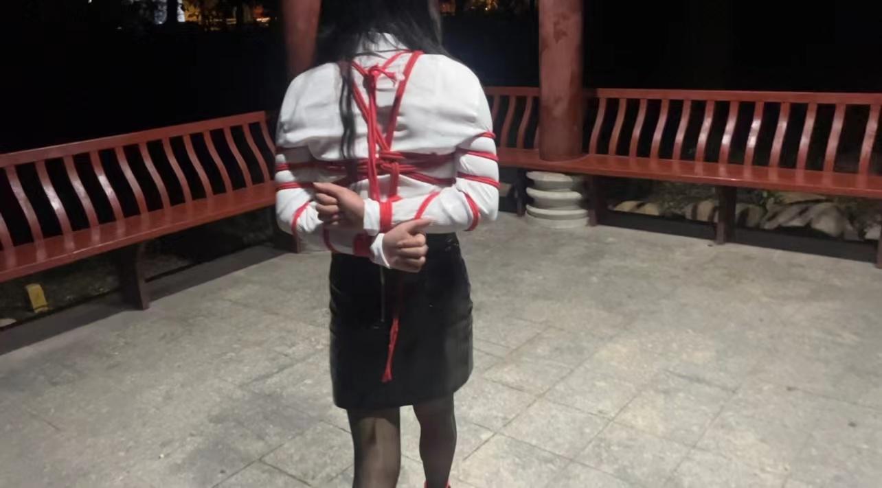 【桃花岛原创】麦当劳捆绑和店员小姐姐互动，户外包臀裙黑丝高跟捆绑外出（下集）