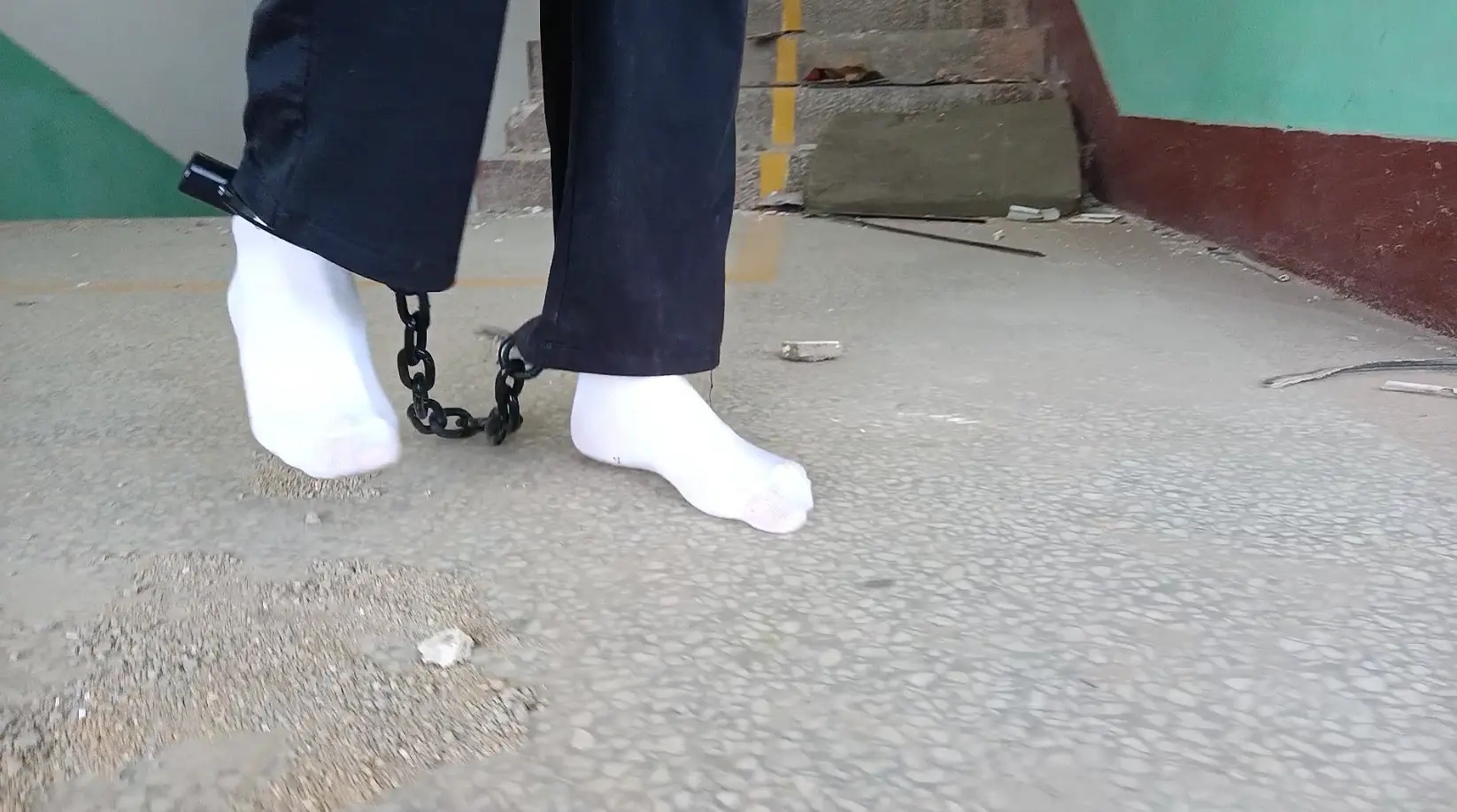戴着脚镣在废墟里光脚和穿白袜散步 戴着脚镣在废墟里光脚和穿白袜散步
