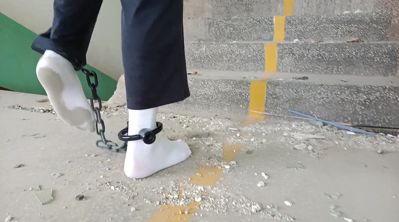 戴着脚镣在废墟里光脚和穿白袜散步 戴着脚镣在废墟里光脚和穿白袜散步