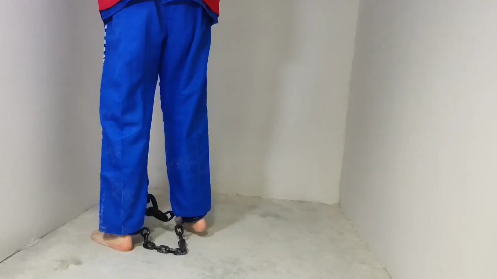 在地下室戴脚镣和囚服关押 在地下室戴脚镣和囚服关押