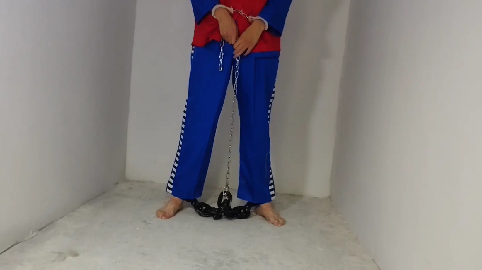 在地下室戴脚镣和囚服关押 在地下室戴脚镣和囚服关押