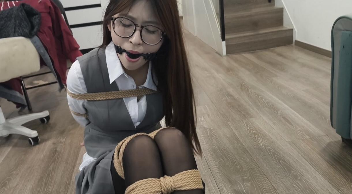 《尾随》 《尾随》