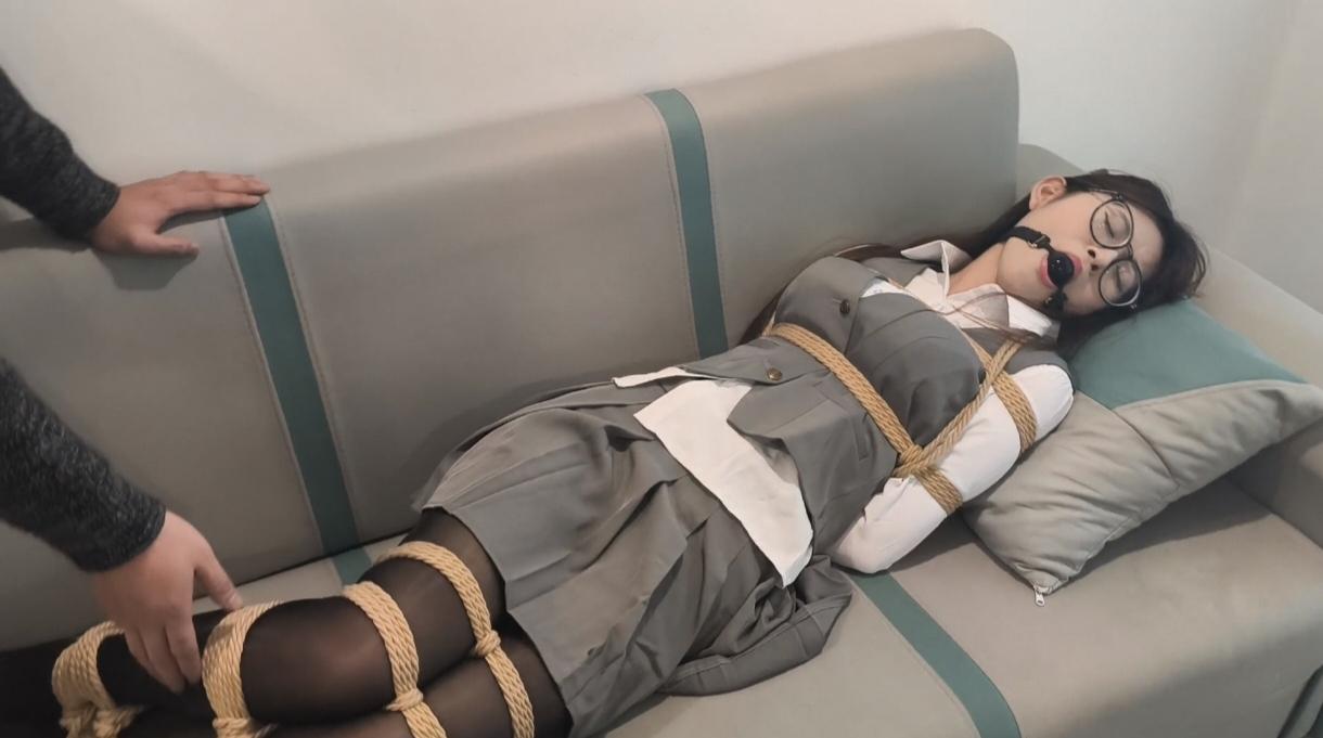 《尾随》 《尾随》