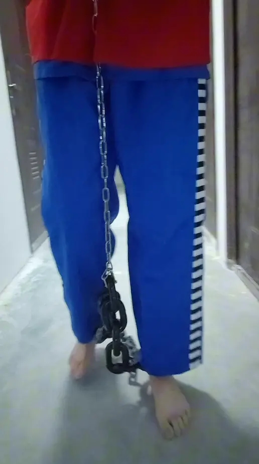 在地下室戴脚镣和囚服关押 在地下室戴脚镣和囚服关押