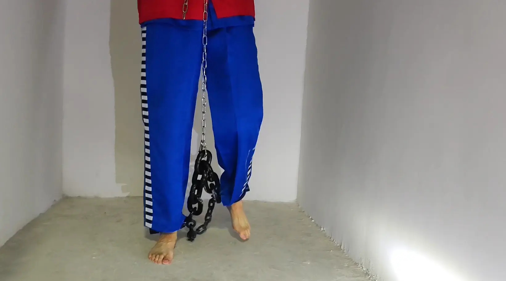 在地下室戴脚镣和囚服关押 在地下室戴脚镣和囚服关押