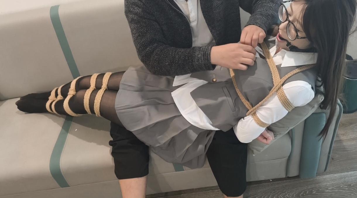 《尾随》 《尾随》