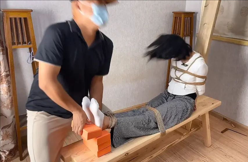 抓捕 带走 审讯室 老虎凳 捆绑痛苦到挣扎晕倒 抓捕 带走 审讯室 老虎凳 捆绑痛苦到挣扎晕倒