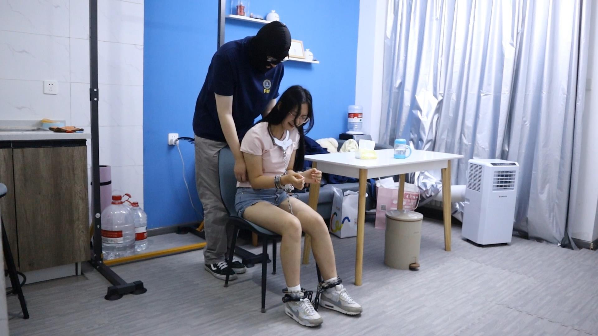 趾间艺束工作室 女犯果果出狱后 再次被捕 审讯审判处决 挠脚挠全身TK 手铐脚铐脚趾铐 趾间艺束工作室 女犯果果出狱后 再次被捕 审讯审判处决 挠脚挠全身TK 手铐脚铐脚趾铐