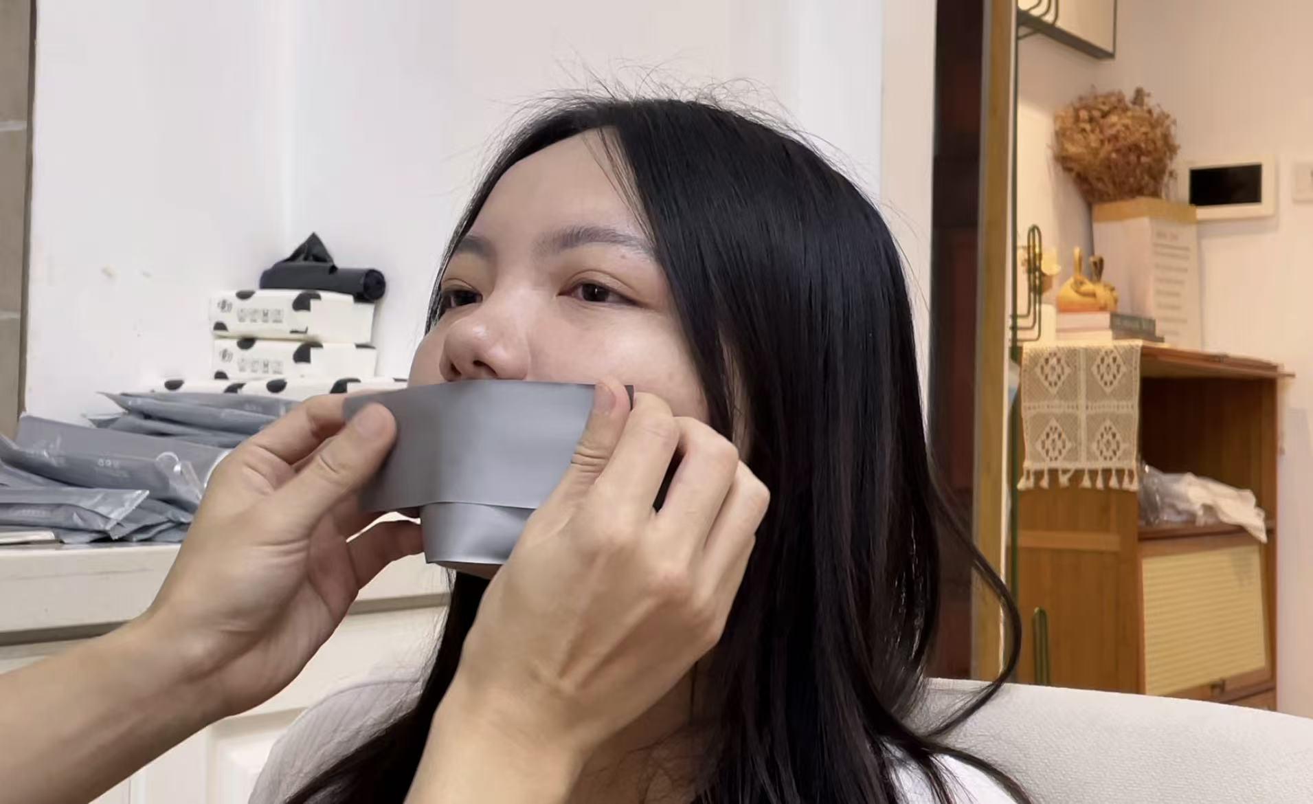灰色胶带的捆绑与丝袜套头~ 灰色胶带的捆绑与丝袜套头~