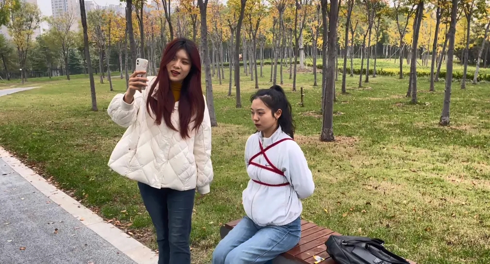 公园直播 捆绑 让被绑者丢人现眼 路人异样的眼光观看心理激动刺激 公园直播 捆绑 让被绑者丢人现眼 路人异样的眼光观看心理激动刺激