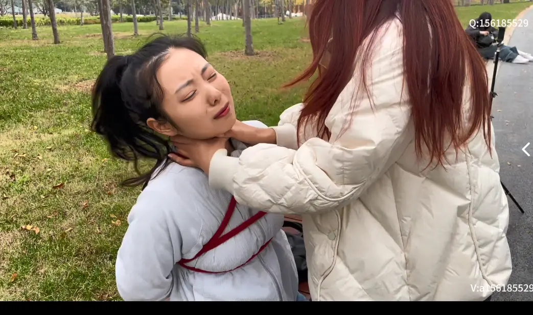 公园直播 捆绑 让被绑者丢人现眼 路人异样的眼光观看心理激动刺激 公园直播 捆绑 让被绑者丢人现眼 路人异样的眼光观看心理激动刺激