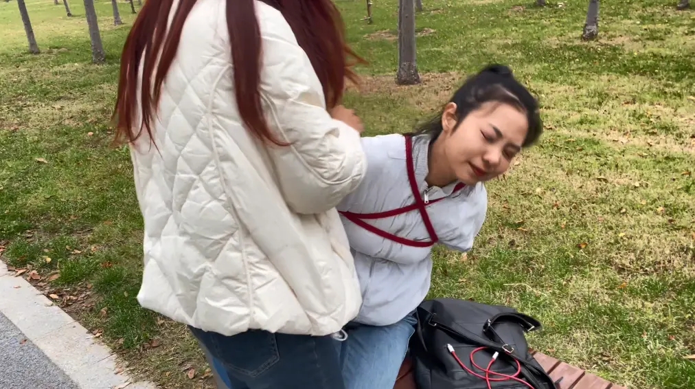 公园直播 捆绑 让被绑者丢人现眼 路人异样的眼光观看心理激动刺激 公园直播 捆绑 让被绑者丢人现眼 路人异样的眼光观看心理激动刺激
