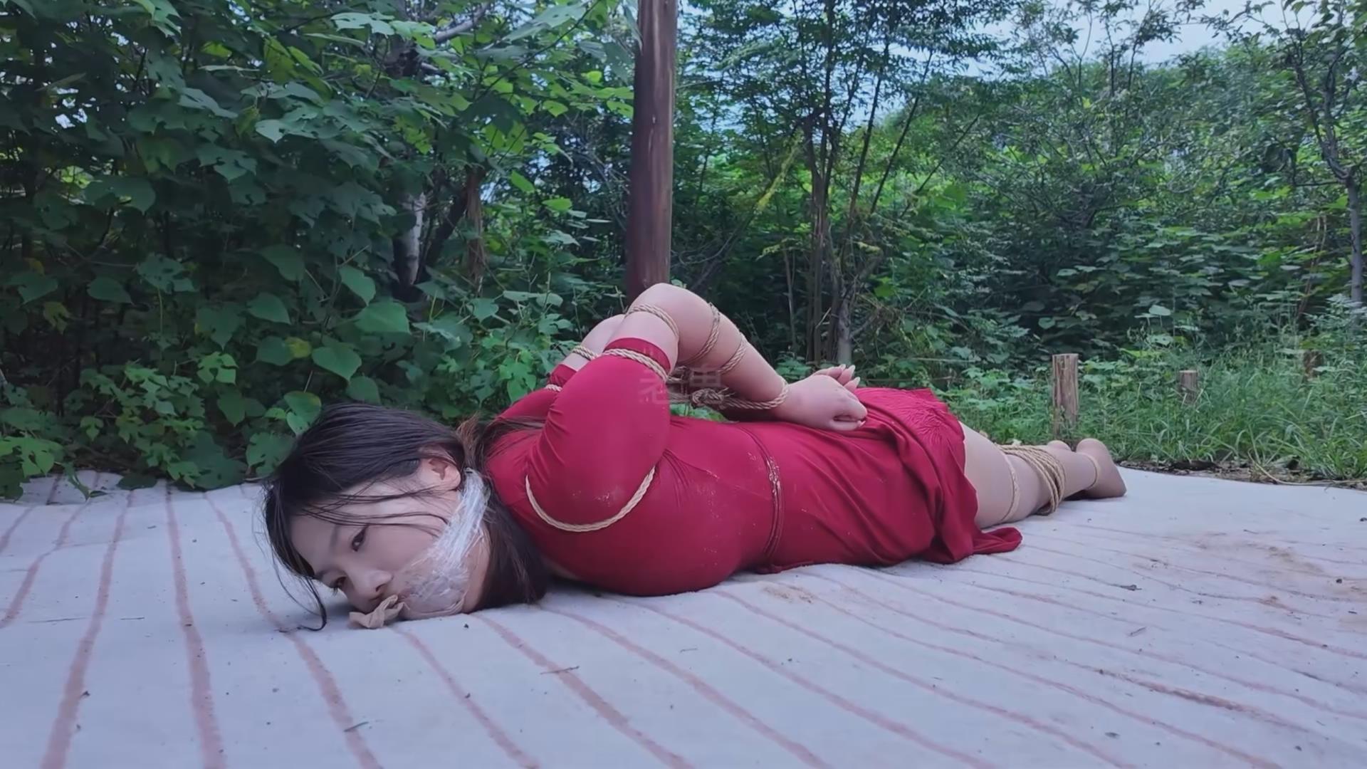 《夏可野外闷热炼狱上》【咖丝高跟/野外/湿身脏身/空姐重口原味丝袜堵嘴/驷马吊】