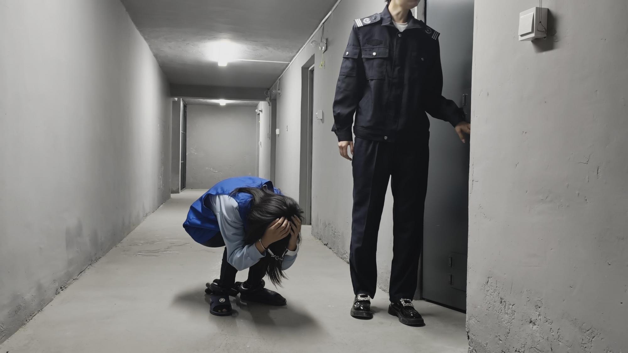 【忘忧社工作室】女犯被抓获并指控为贩卖 罪。在审讯过程中,她起初否认涉 ,但最终被吊起手,拷问,承认进行贩 。随后,她被送入监狱,在监狱中接受严格的管理和改造,期间经历了身体和心理的双重折磨。在监狱中,她被要求背熟监狱的监规,进行劳动改造。同时,她也反思了自己的行为 【忘忧社工作室】女犯被抓获并指控为贩卖 罪。在审讯过程中,她起初否认涉 ,但最终被吊起手,拷问,承认进行贩 。随后,她被送入监狱,在监狱中接受严格的管理和改造,期间经历了身体和心理的双重折磨。在监狱中,她被要求背熟监狱的监规,进行劳动改造。同时,她也反思了自己的行为