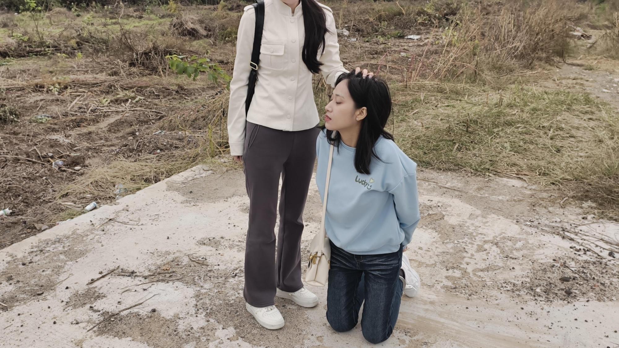 【忘忧社工作室】女犯被抓获并指控为贩卖 罪。在审讯过程中,她起初否认涉 ,但最终被吊起手,拷问,承认进行贩 。随后,她被送入监狱,在监狱中接受严格的管理和改造,期间经历了身体和心理的双重折磨。在监狱中,她被要求背熟监狱的监规,进行劳动改造。同时,她也反思了自己的行为 【忘忧社工作室】女犯被抓获并指控为贩卖 罪。在审讯过程中,她起初否认涉 ,但最终被吊起手,拷问,承认进行贩 。随后,她被送入监狱,在监狱中接受严格的管理和改造,期间经历了身体和心理的双重折磨。在监狱中,她被要求背熟监狱的监规,进行劳动改造。同时,她也反思了自己的行为
