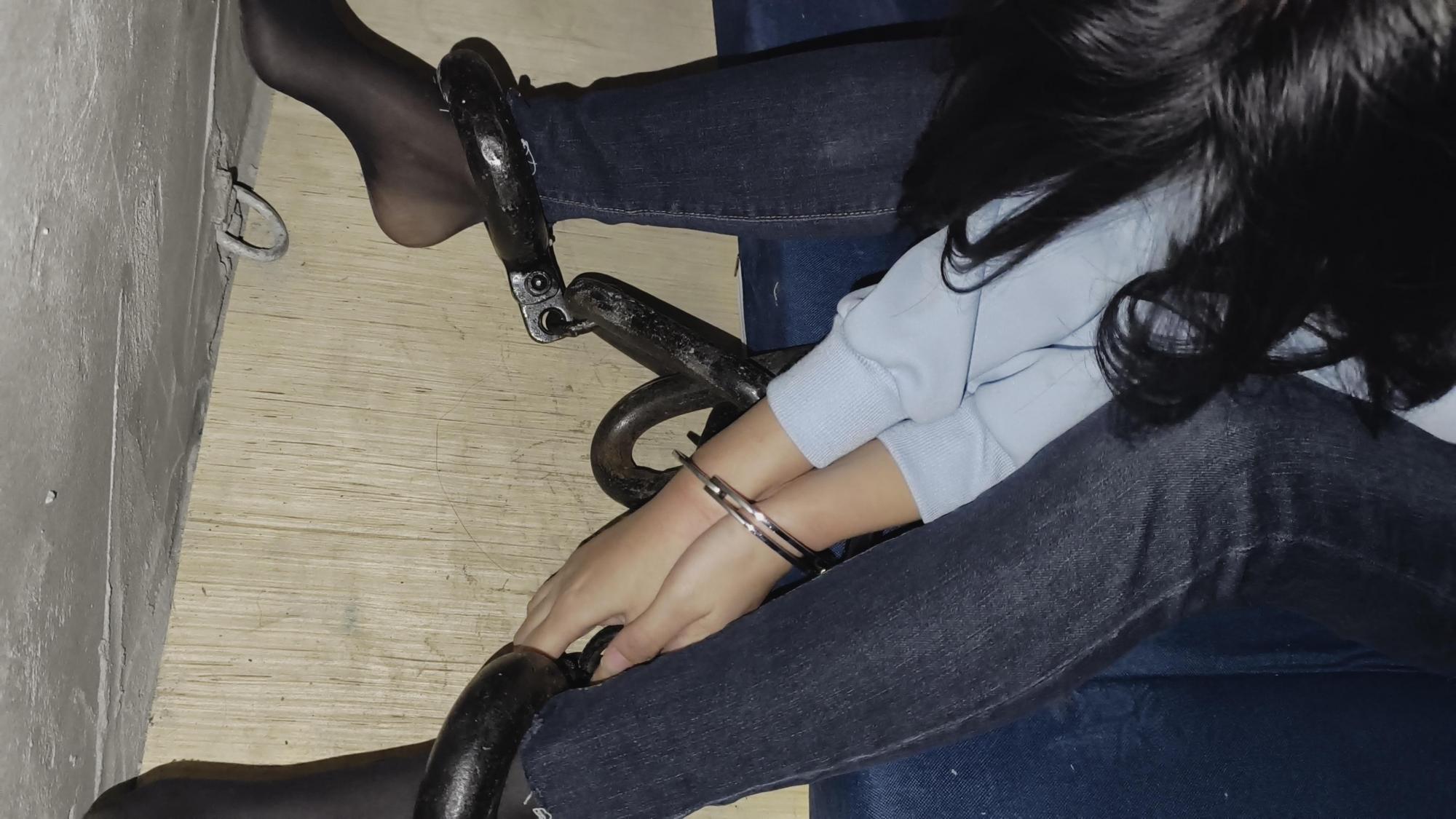 【忘忧社工作室】女犯被抓获并指控为贩卖 罪。在审讯过程中,她起初否认涉 ,但最终被吊起手,拷问,承认进行贩 。随后,她被送入监狱,在监狱中接受严格的管理和改造,期间经历了身体和心理的双重折磨。在监狱中,她被要求背熟监狱的监规,进行劳动改造。同时,她也反思了自己的行为 【忘忧社工作室】女犯被抓获并指控为贩卖 罪。在审讯过程中,她起初否认涉 ,但最终被吊起手,拷问,承认进行贩 。随后,她被送入监狱,在监狱中接受严格的管理和改造,期间经历了身体和心理的双重折磨。在监狱中,她被要求背熟监狱的监规,进行劳动改造。同时,她也反思了自己的行为