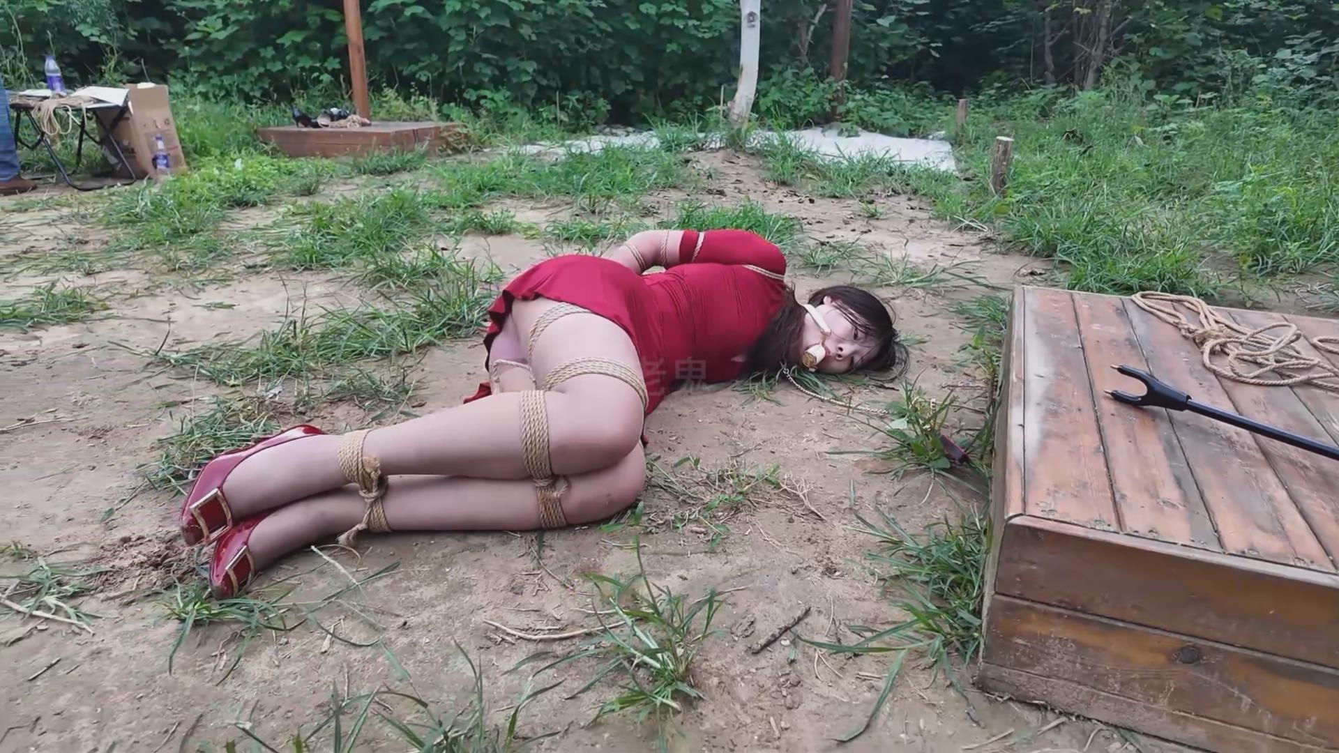 《夏可野外闷热炼狱上》【咖丝高跟/野外/湿身脏身/空姐重口原味丝袜堵嘴/驷马吊】 《夏可野外闷热炼狱上》【咖丝高跟/野外/湿身脏身/空姐重口原味丝袜堵嘴/驷马吊】