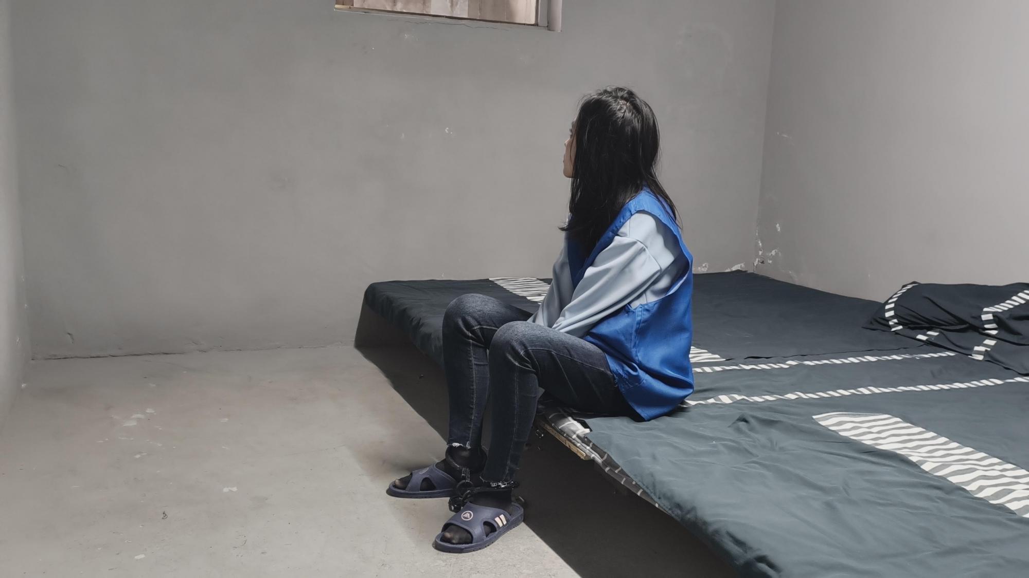 【忘忧社工作室】女犯被抓获并指控为贩卖 罪。在审讯过程中,她起初否认涉 ,但最终被吊起手,拷问,承认进行贩 。随后,她被送入监狱,在监狱中接受严格的管理和改造,期间经历了身体和心理的双重折磨。在监狱中,她被要求背熟监狱的监规,进行劳动改造。同时,她也反思了自己的行为 【忘忧社工作室】女犯被抓获并指控为贩卖 罪。在审讯过程中,她起初否认涉 ,但最终被吊起手,拷问,承认进行贩 。随后,她被送入监狱,在监狱中接受严格的管理和改造,期间经历了身体和心理的双重折磨。在监狱中,她被要求背熟监狱的监规,进行劳动改造。同时,她也反思了自己的行为