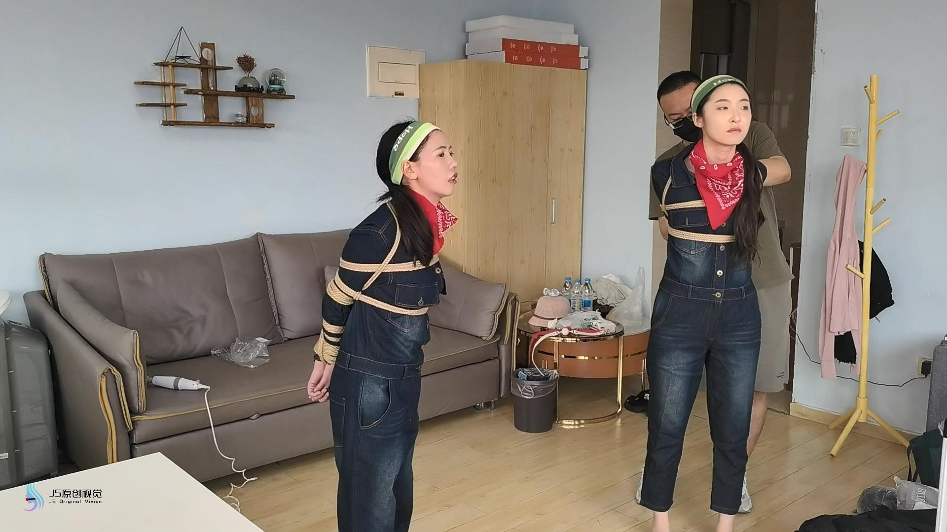 双女牛仔超紧直臂驷马/口球堵嘴/裸足/放置 双女牛仔超紧直臂驷马/口球堵嘴/裸足/放置
