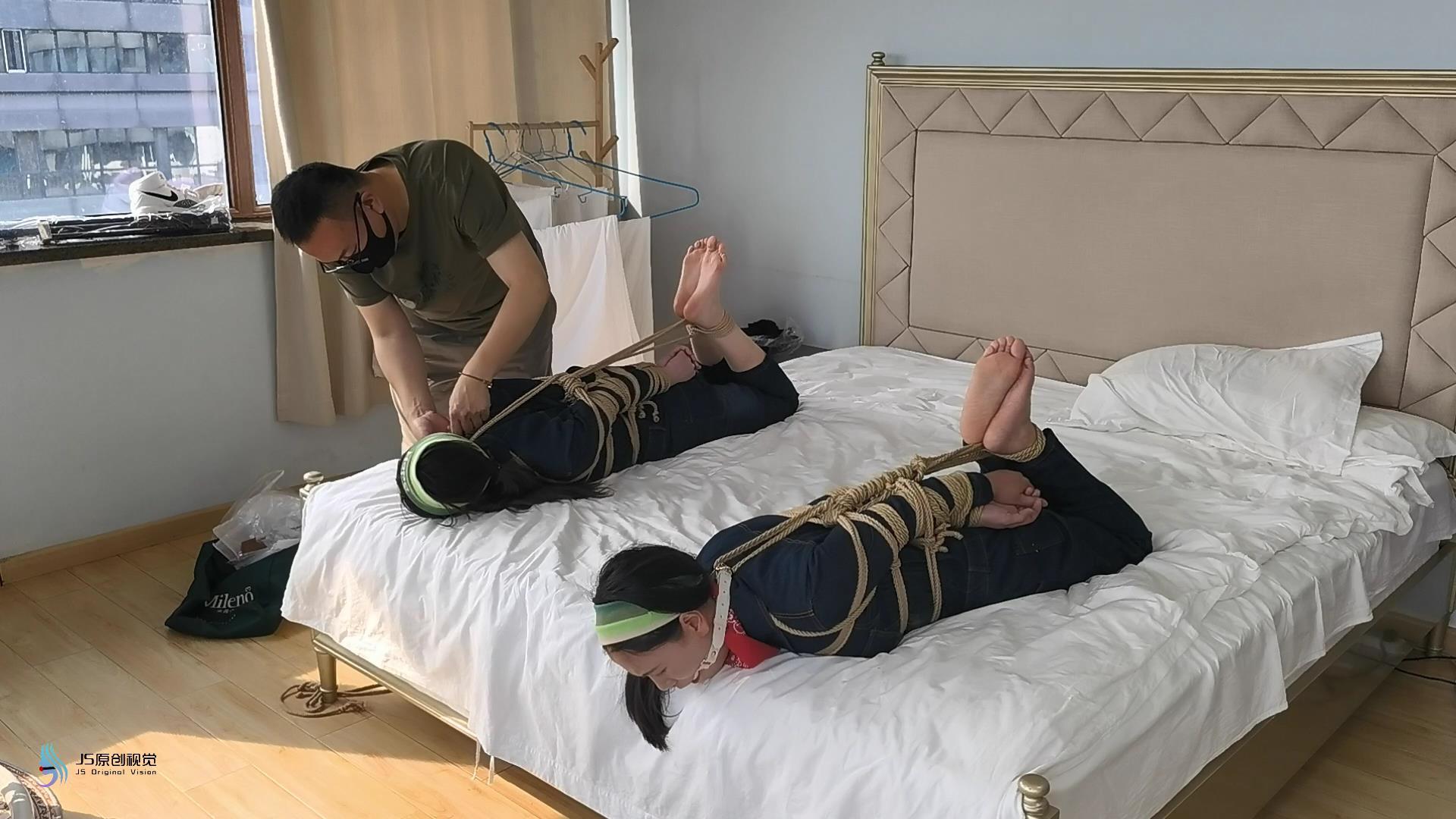 双女牛仔超紧直臂驷马/口球堵嘴/裸足/放置 双女牛仔超紧直臂驷马/口球堵嘴/裸足/放置