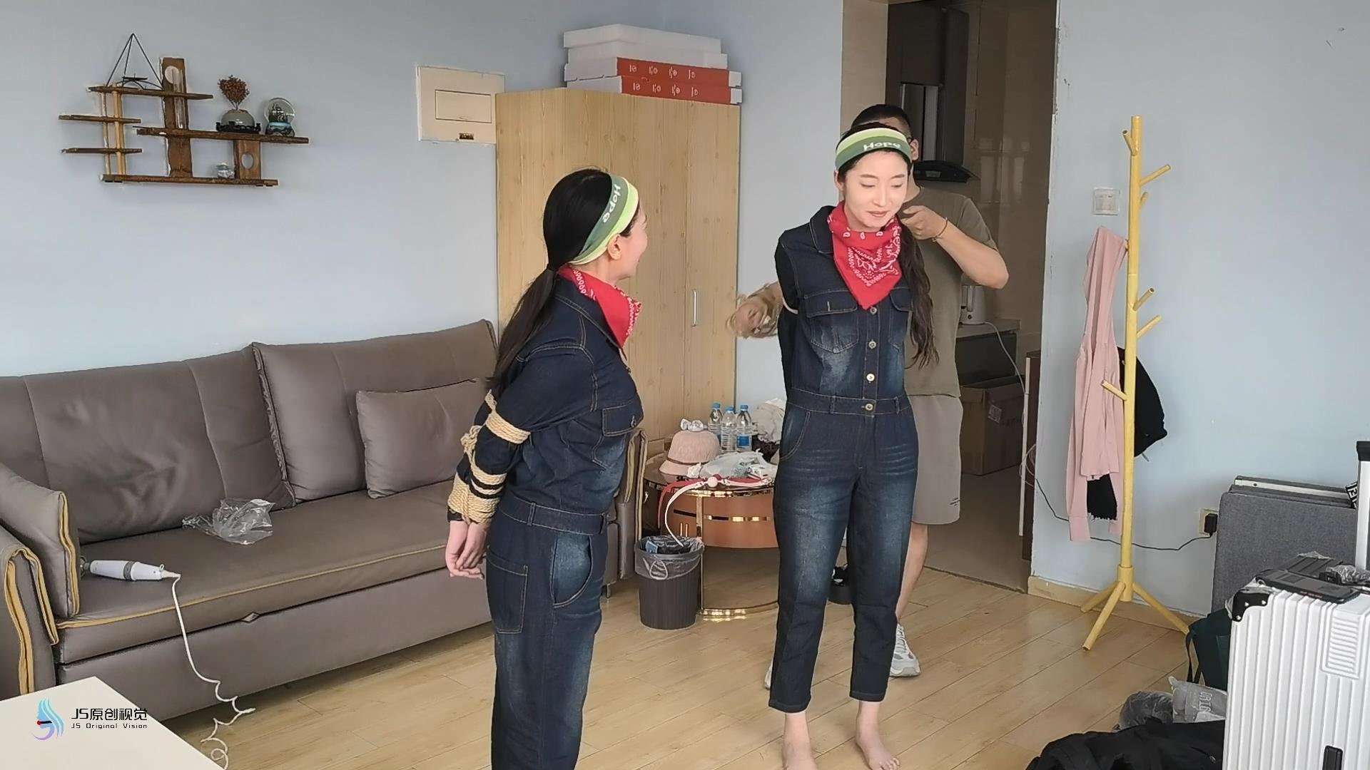 双女牛仔超紧直臂驷马/口球堵嘴/裸足/放置 双女牛仔超紧直臂驷马/口球堵嘴/裸足/放置