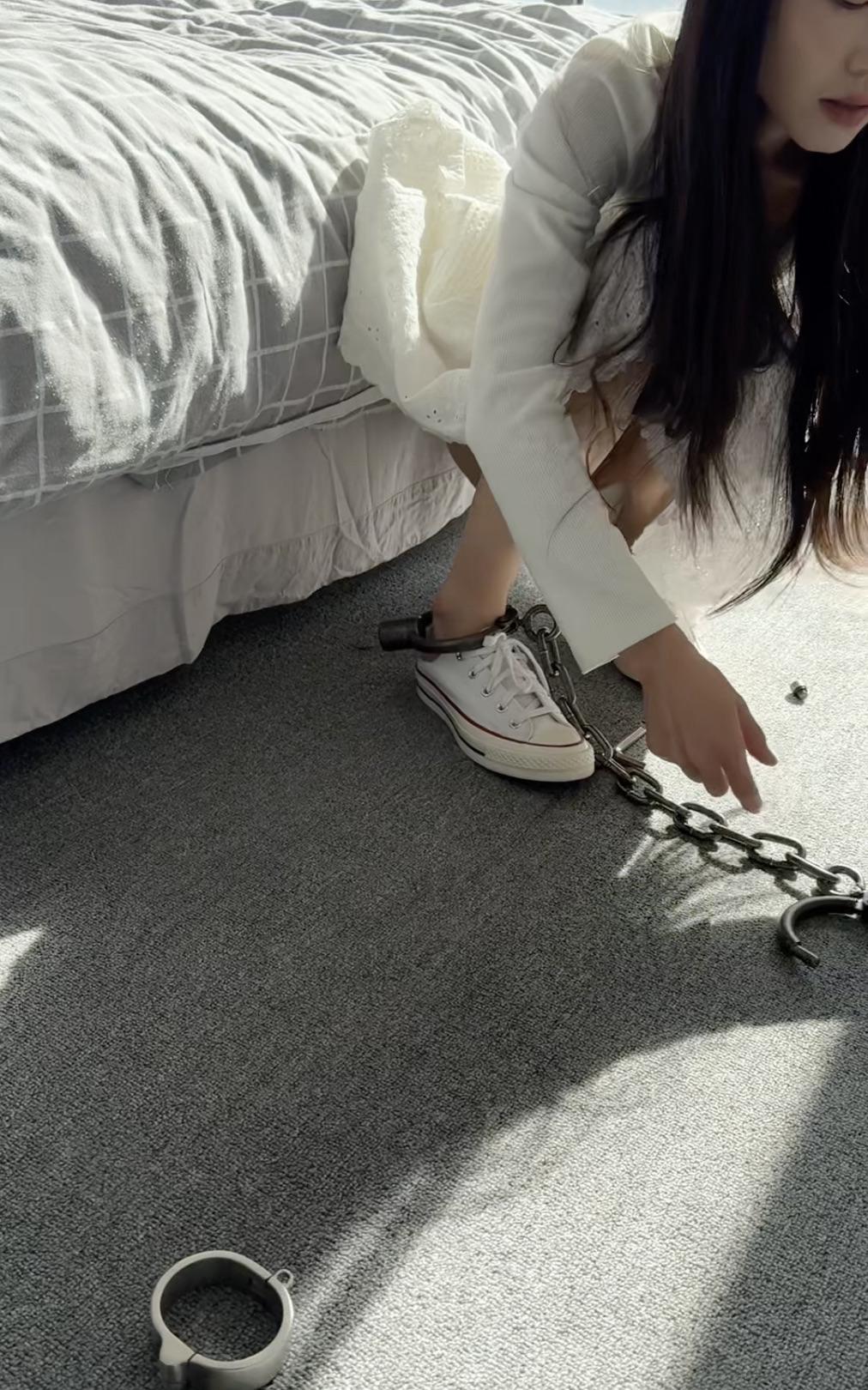 女大学生初次体验脚镣,黑铁制式脚镣 女大学生初次体验脚镣,黑铁制式脚镣