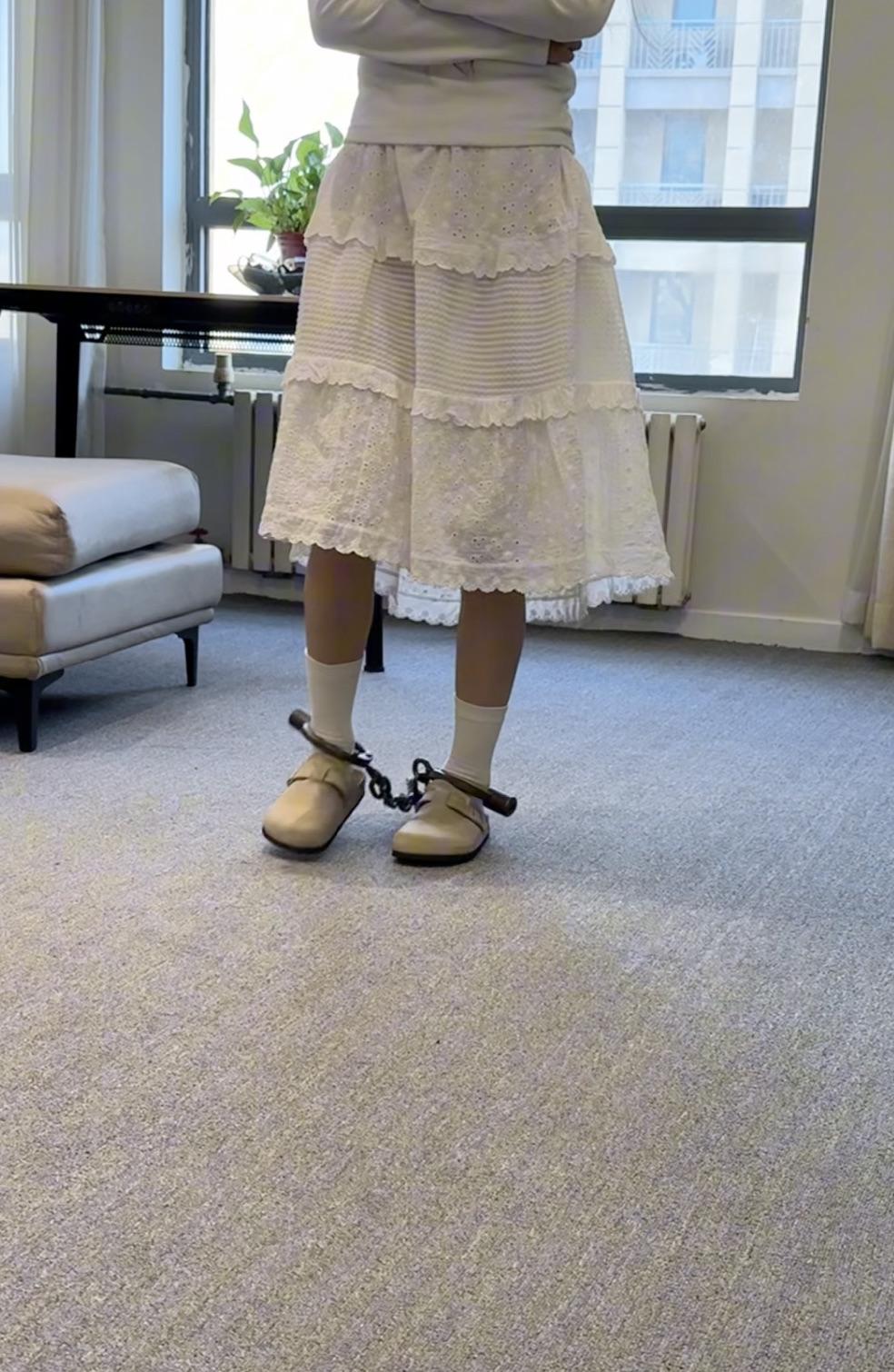 女大学生初次体验脚镣,黑铁制式脚镣 女大学生初次体验脚镣,黑铁制式脚镣