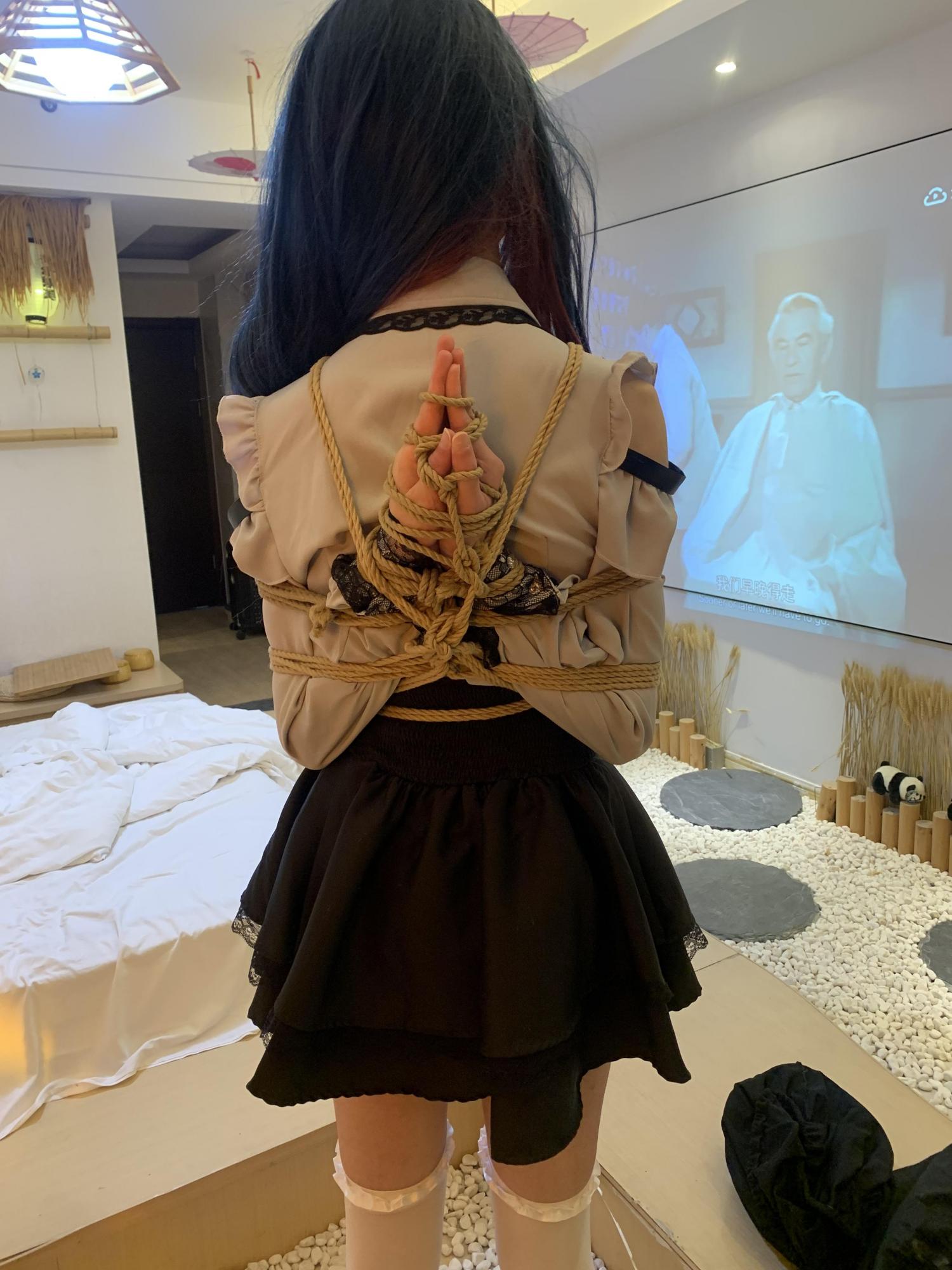 后手观音荡秋千
