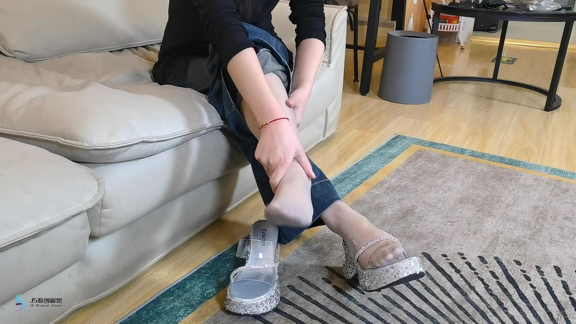 女房主遭变台蒙面女匪入室捆绑玩弄折磨/尼龙/丝袜堵嘴/恋足/女女 女房主遭变台蒙面女匪入室捆绑玩弄折磨/尼龙/丝袜堵嘴/恋足/女女