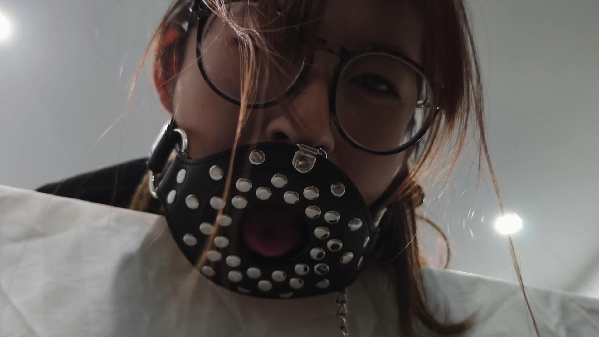 模特 小澜 这是小澜第一次尝试深喉口球 不停的干呕和流口水 希望各位会喜欢 后面有裸足福利 马桶口塞 模特 小澜 这是小澜第一次尝试深喉口球 不停的干呕和流口水 希望各位会喜欢 后面有裸足福利 马桶口塞