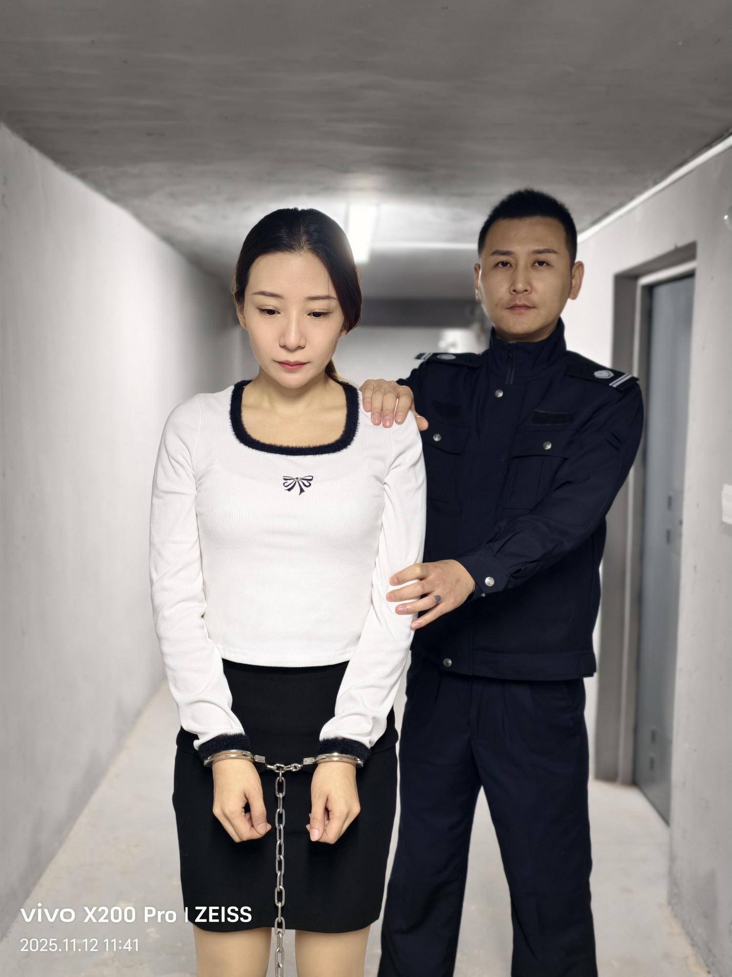 【忘忧社工作室】刘总找姚队长,希望他利用职务之便通融某事,并暗示若事情办成,将有好处费。姚队长表示需要考虑一下。随后,王秘书提醒姚队长,今晚的任务不能有闪失,并安排了监督人。 【忘忧社工作室】刘总找姚队长,希望他利用职务之便通融某事,并暗示若事情办成,将有好处费。姚队长表示需要考虑一下。随后,王秘书提醒姚队长,今晚的任务不能有闪失,并安排了监督人。